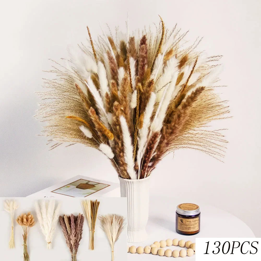 Bouquet de queues de lapin de pampas séchées avec diverses graminées et petits éléments décoratifs