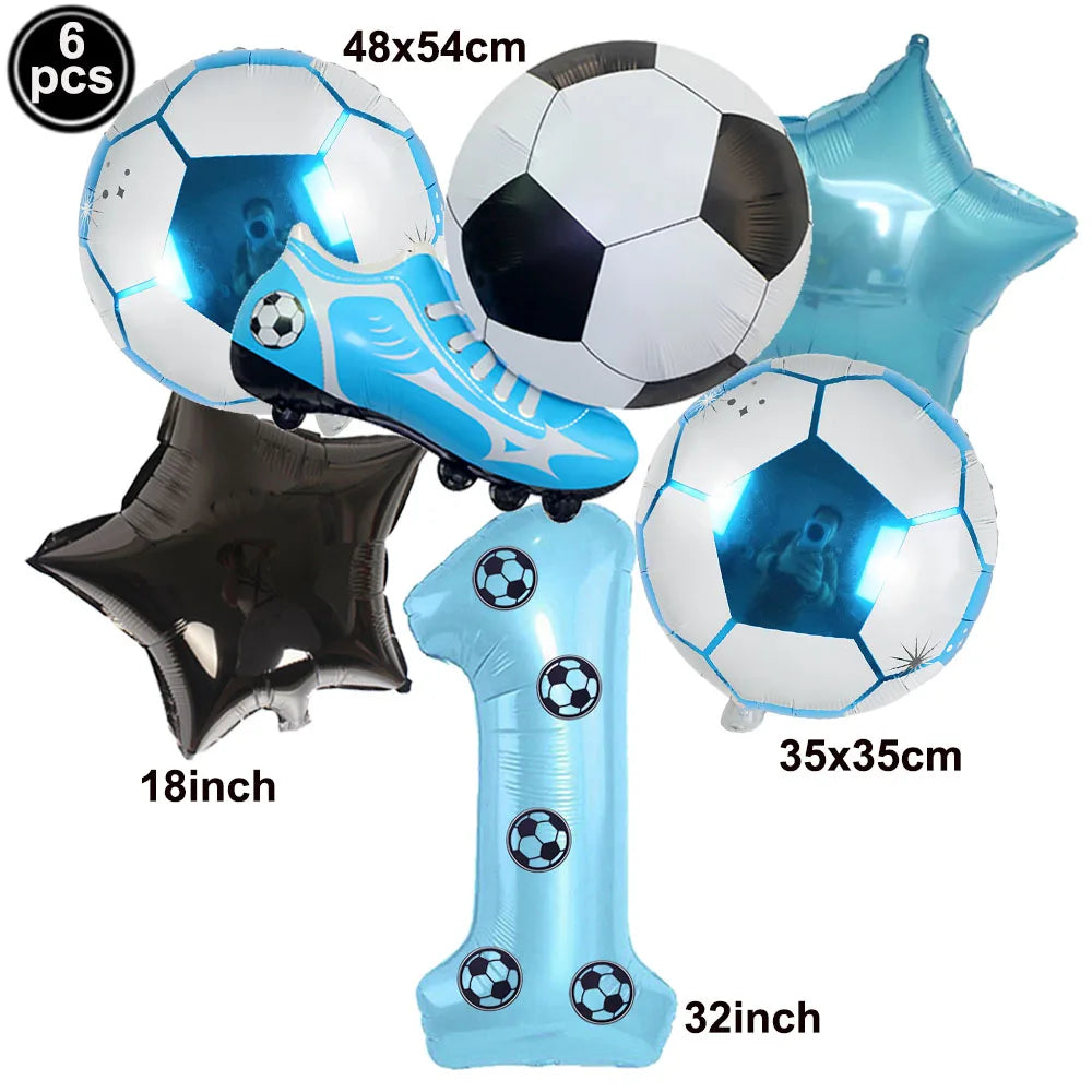 Un kit de décoration de fête comprenant six ballons de soccer et un grand ballon de nombre bleu et noir.