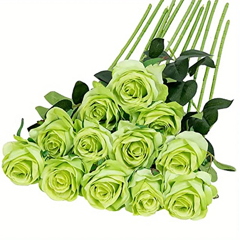 Un ramo de rosas artificiales de seda verde claro con tallos largos verdes.