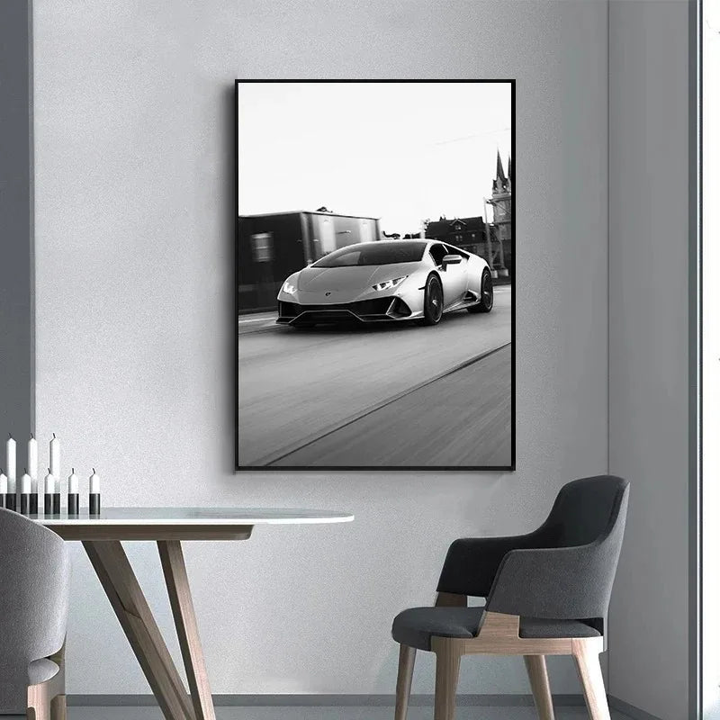 Schwarz-weißes Leinwandbild eines Luxus-Sportwagens auf einer Asphaltstraße.