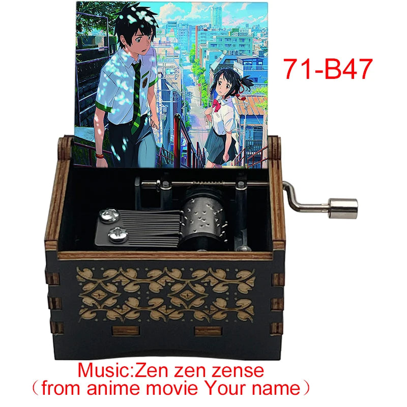 Adorno de caja musical de madera con personajes de anime, un niño y una niña, y un fondo de ciudad.