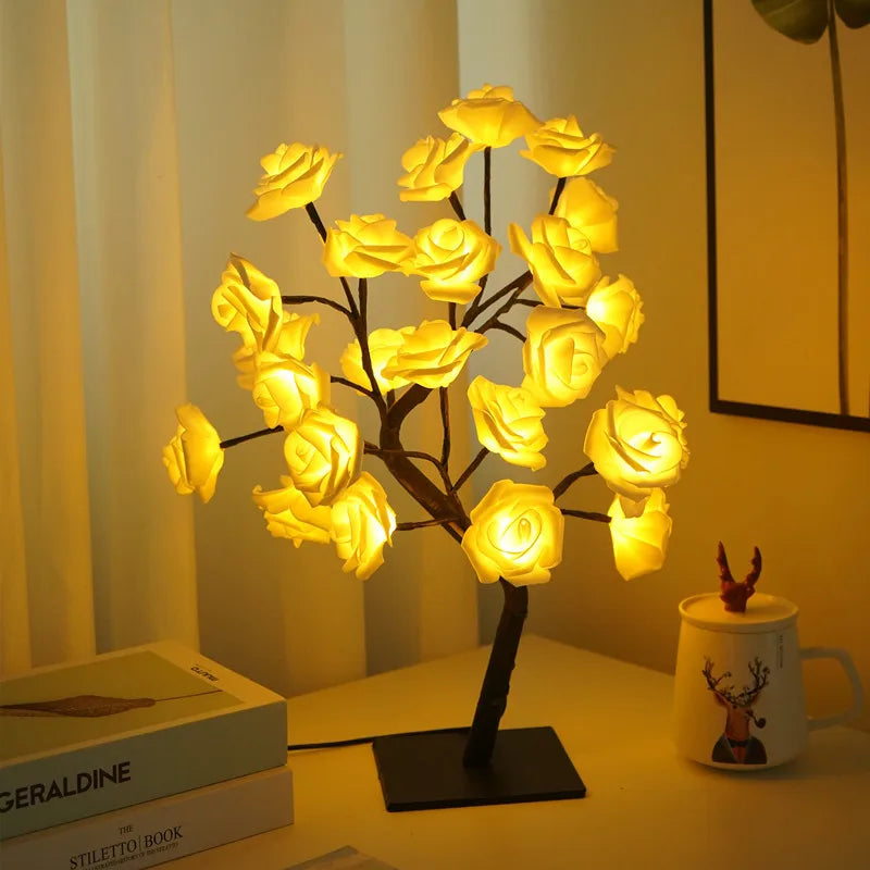 Gelbe Rosenblütenbaum-Nachtleuchte mit goldenen Blüten auf einem dunklen Ständer.