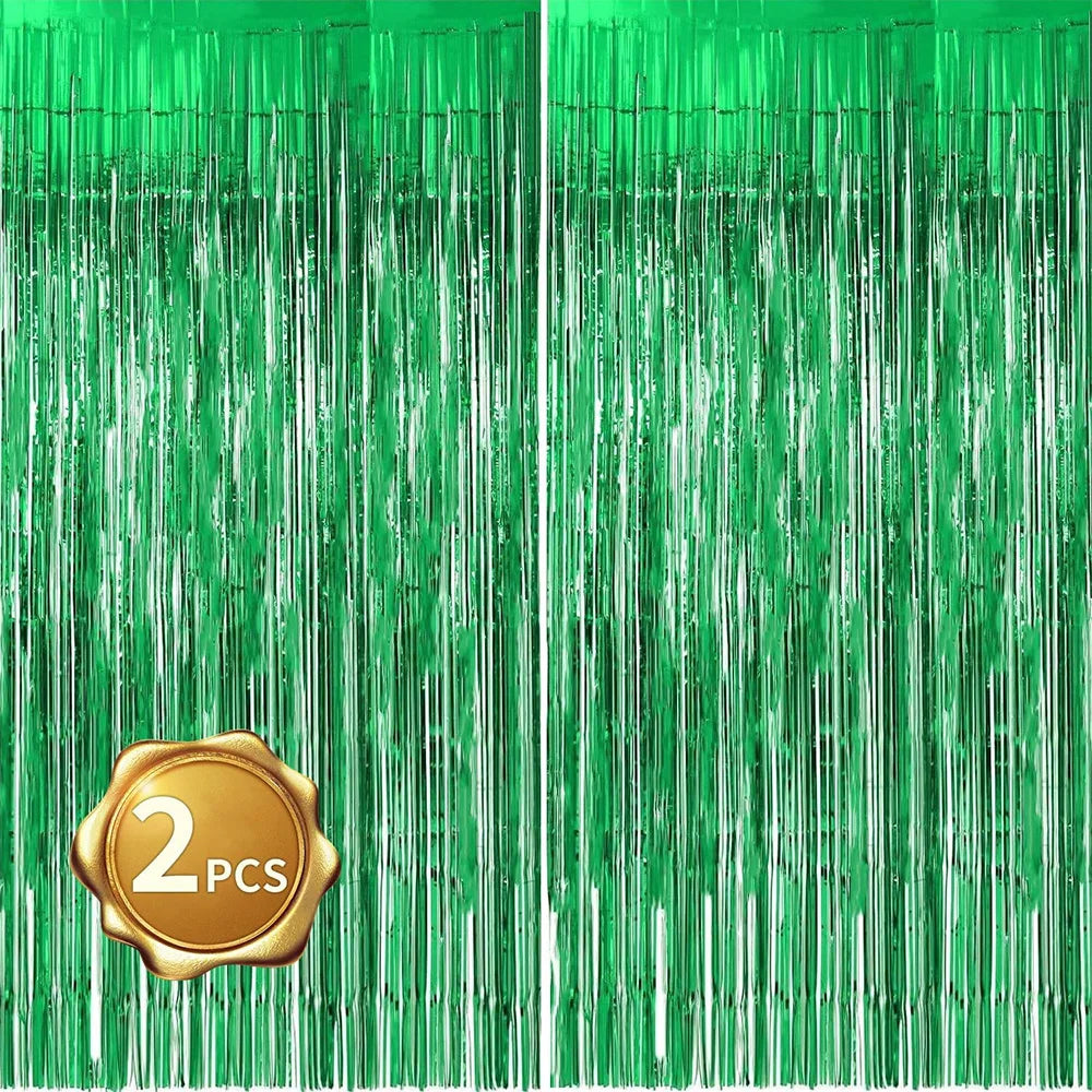 خلفية ستارة من خيوط لامعة معدنية خضراء مع قطعتين