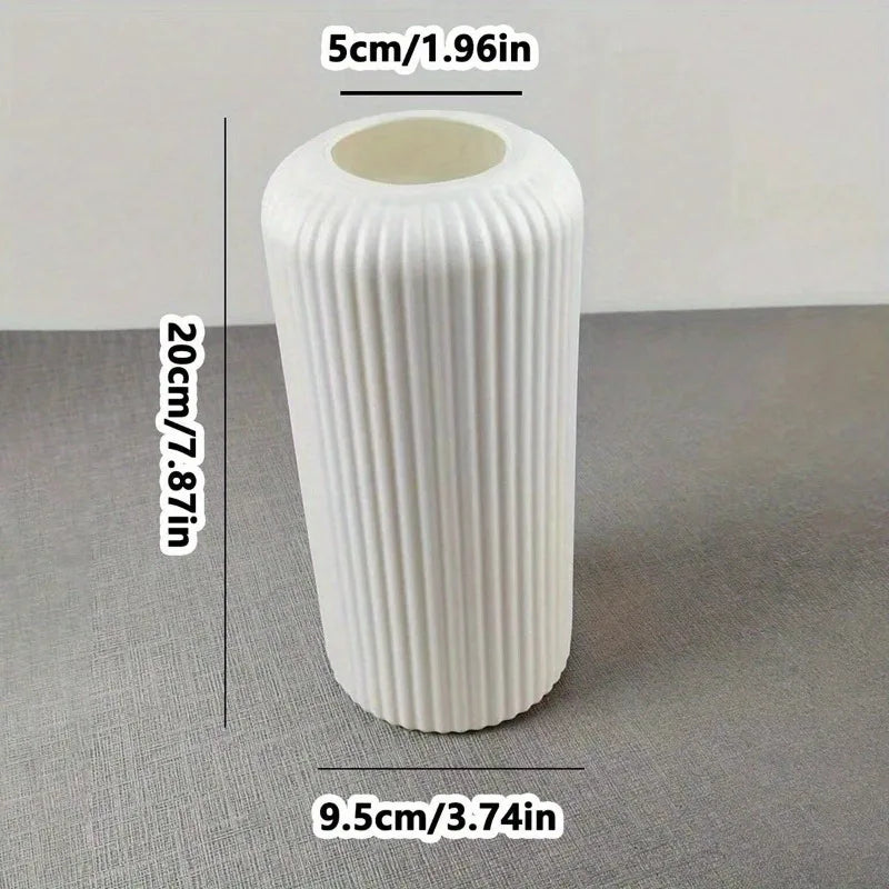 Weiße Keramik-Optik-Plastikvase mit vertikalen Rillen, 5 cm hoch.