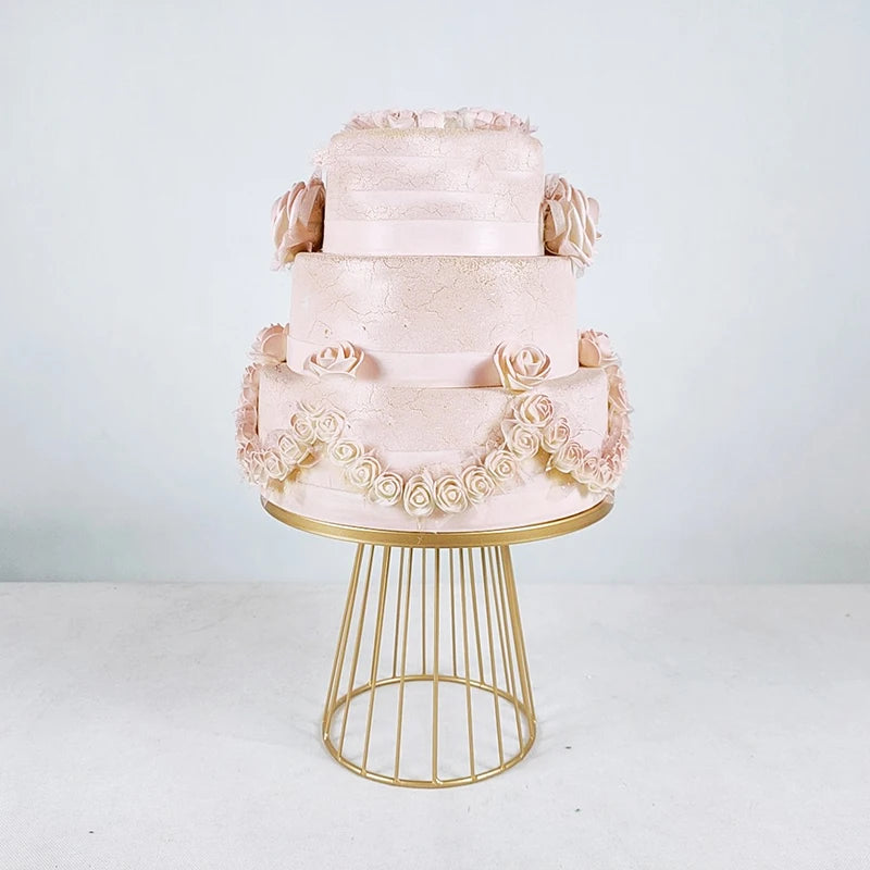 Gestufter rosa Spitzenkuchen auf goldmetallischem Ständer für Veranstaltungen.