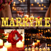 Marry Me LED-Lichter buchstabieren eine Nachricht, umgeben von Rosenblättern und Kerzen.