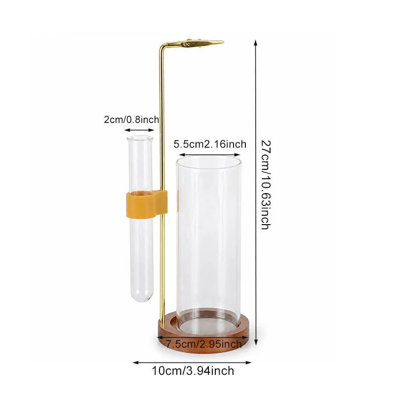 Un haut support d'encens en verre avec socle en laiton et tube cylindrique pour la méditation et la décoration intérieure.