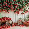 Üppiges grünes Erdbeerranken-Hintergrund mit reifen roten Erdbeeren und Holzelementen für eine Geburtstagsfeier.