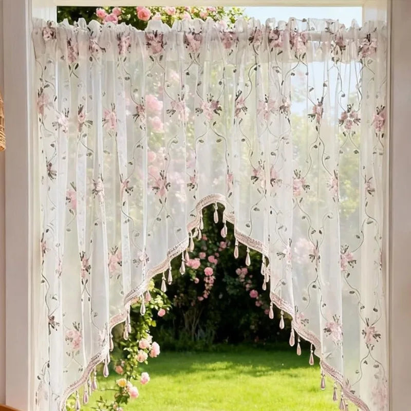Elegante Dreiecks-Spitze mit rosa Blumenstickerei, die eine Gartenansicht rahmt
