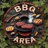 Panneau en bois rustique avec un barbecue, de la viande, des outils et des épices.