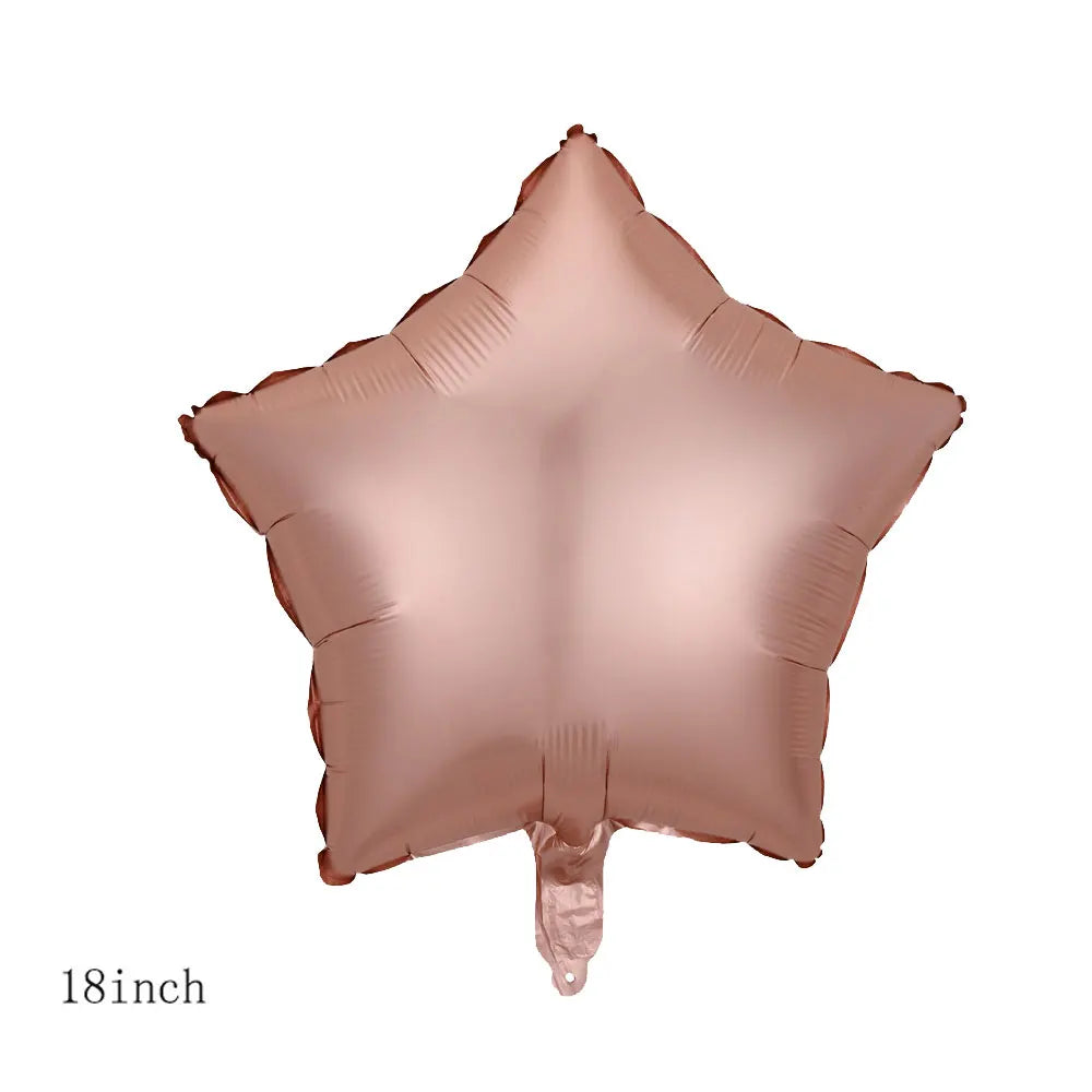 Un ballon en feuille doré en forme d'étoile de couleur rose or.