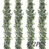 Guirlande verticale de feuilles d'eucalyptus artificielles dans des tons verts sourds pour la décoration de mariage et la mai