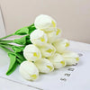 Un ramo de tulipanes artificiales blancos de PU con tallos verdes, exhibido en una tarjeta blanca.