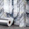Rouleau de vinyles muraux imitation marbre avec veinures gris et or sur fond de carreau