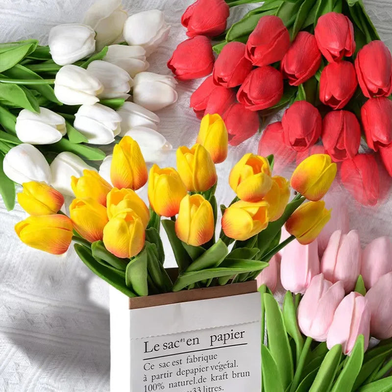 Un ramo de tulipanes de PU artificiales en colores blanco, amarillo y rojo sobre un fondo blanco.