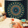 Bohemian Wandteppich mit geometrischen Mustern in Türkis, Gold und Dunkelblau auf dunklem Hintergrund