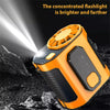 Lampe de poche orange portable projetant un faisceau lumineux dans un environnement rocheux sombre.