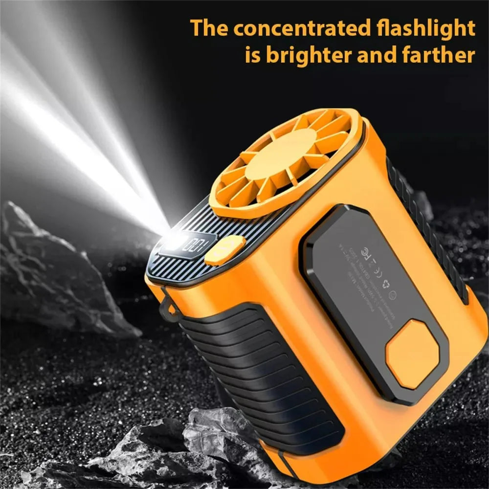Lampe de poche orange portable projetant un faisceau lumineux dans un environnement rocheux sombre.
