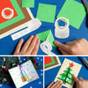 Manos aplicando pegatinas adhesivas reutilizables en forma de puntos sobre un fondo de papel verde para decoración de globos.