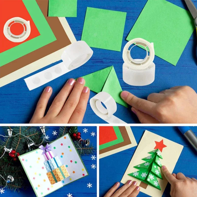 Manos aplicando pegatinas adhesivas reutilizables en forma de puntos sobre un fondo de papel verde para decoración de globos.