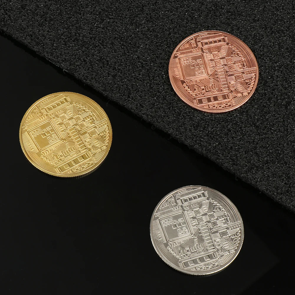 Tres monedas conmemorativas de metal, incluyendo variedades de oro y plata, exhibidas sobre una superficie negra.