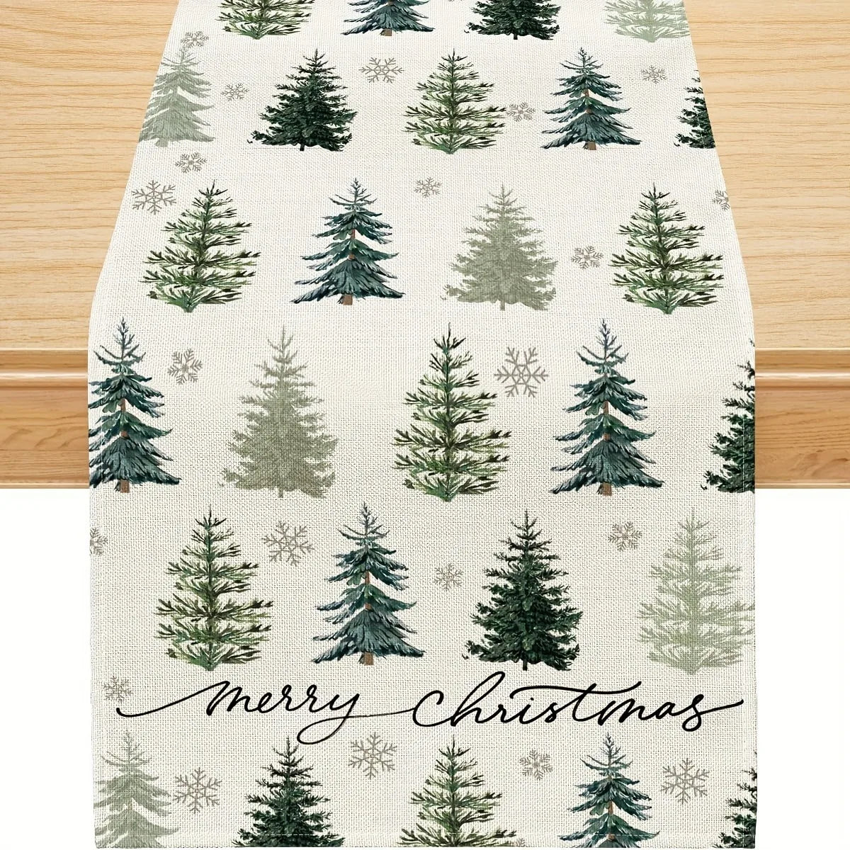 Un camino de mesa navideño festivo con un patrón repetitivo de pinos verdes y copos de nieve sobre fondo crema.