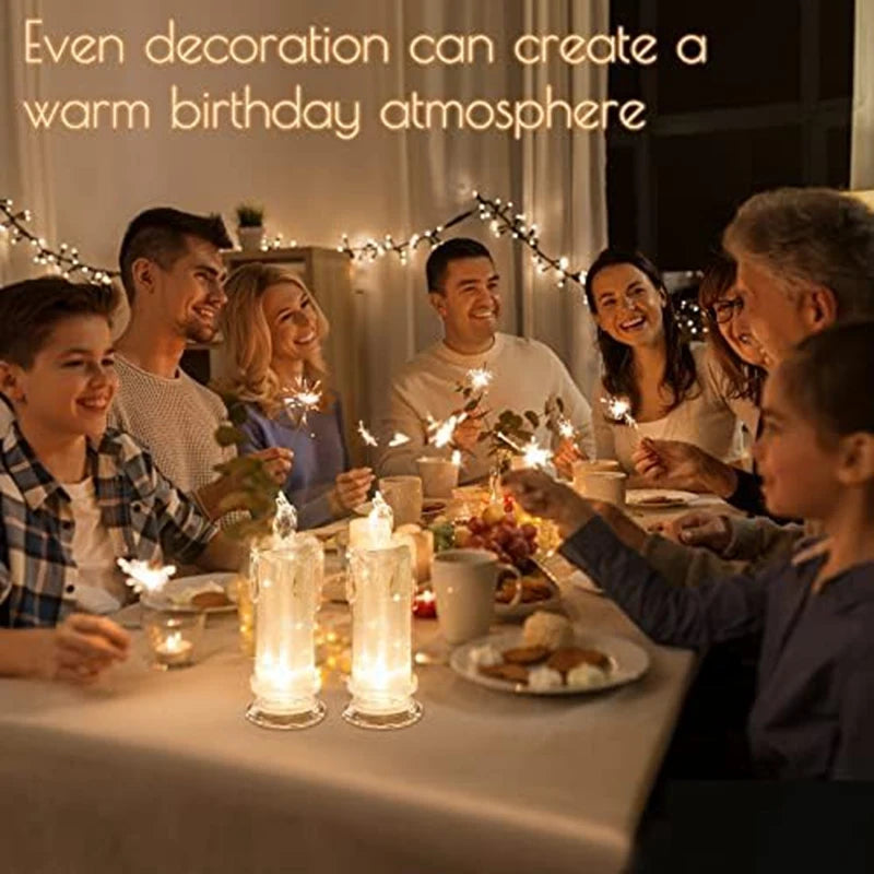 Eine Familie versammelt sich am Tisch zum Feiern, mit dekorativen Lichterketten und Kerzen für eine warme Atmosphäre.