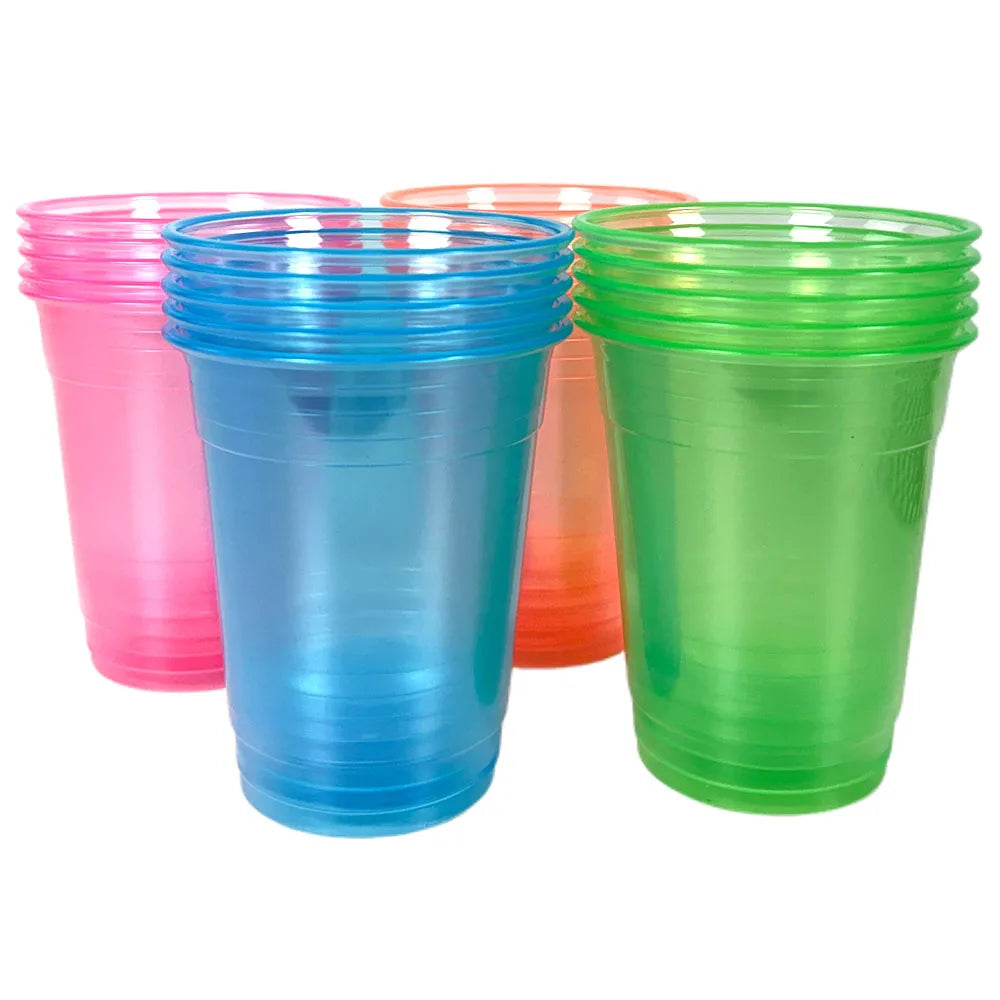 Un set de cinq gobelets en plastique jetables à néon roses, bleus, oranges et verts.