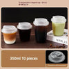 Tazas desechables transparentes en forma de U con tapas directas para bebidas calientes, mostradas sobre una superficie de ma