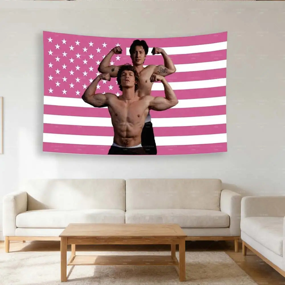 Une tapisserie vibrante montrant un homme musclé avec les bras levés devant un fond de drapeau américain rayé rose et blanc.