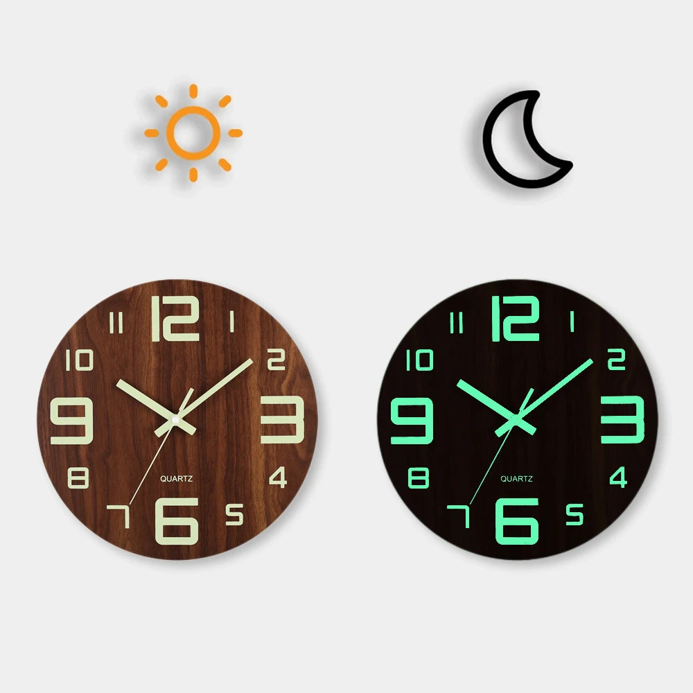 Reloj de pared de madera con esfera oscura y manecillas verdes, junto a una luna creciente e icono de sol.