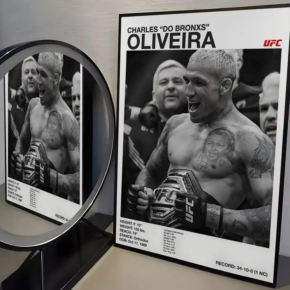 Canvas-Wandkunst mit Schwarz-Weiß-Foto von Charles Oliveira gegen Oliveira in einer UFC-Veranstaltung.