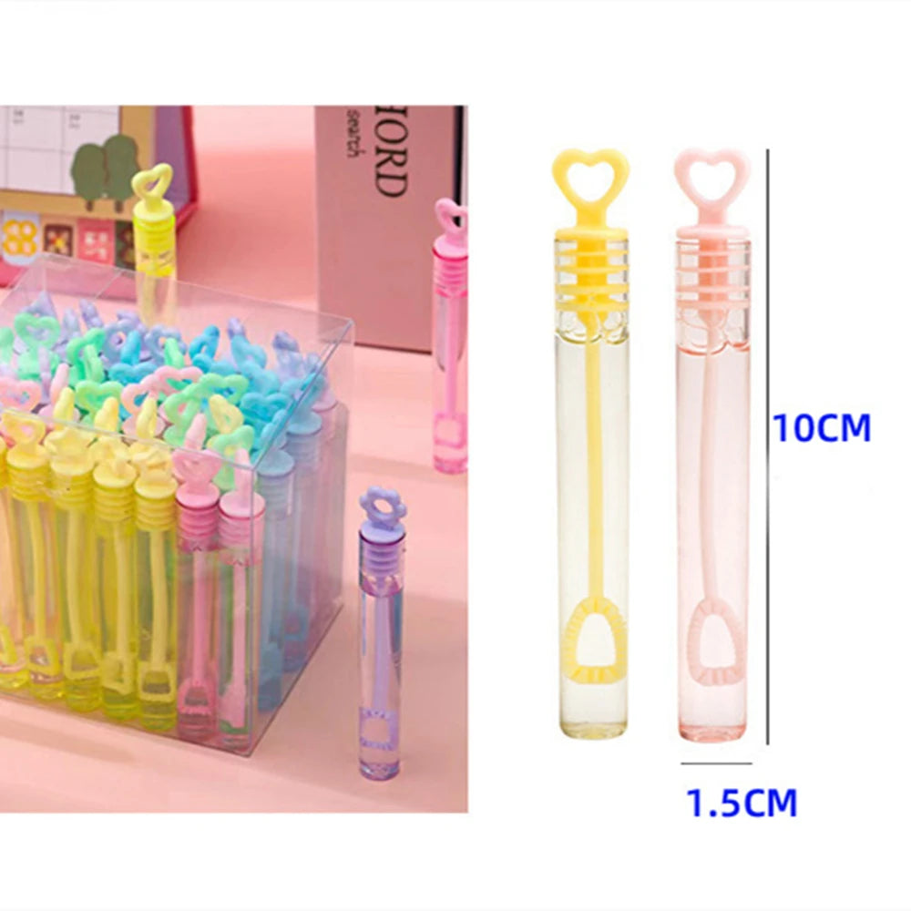 Collection de mini tubes de bulles mignons de différentes couleurs, y compris jaune et rose, exposés à côté d'une balance.