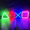 Affichage lumineux néon avec des icônes géométriques colorées comme un triangle, un cercle et une croix sur une surface sombr