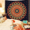 Bohemian Mandala Wandteppich mit komplexen geometrischen Mustern in Orange, Gold und Dunkelviolett auf dunklem Grund