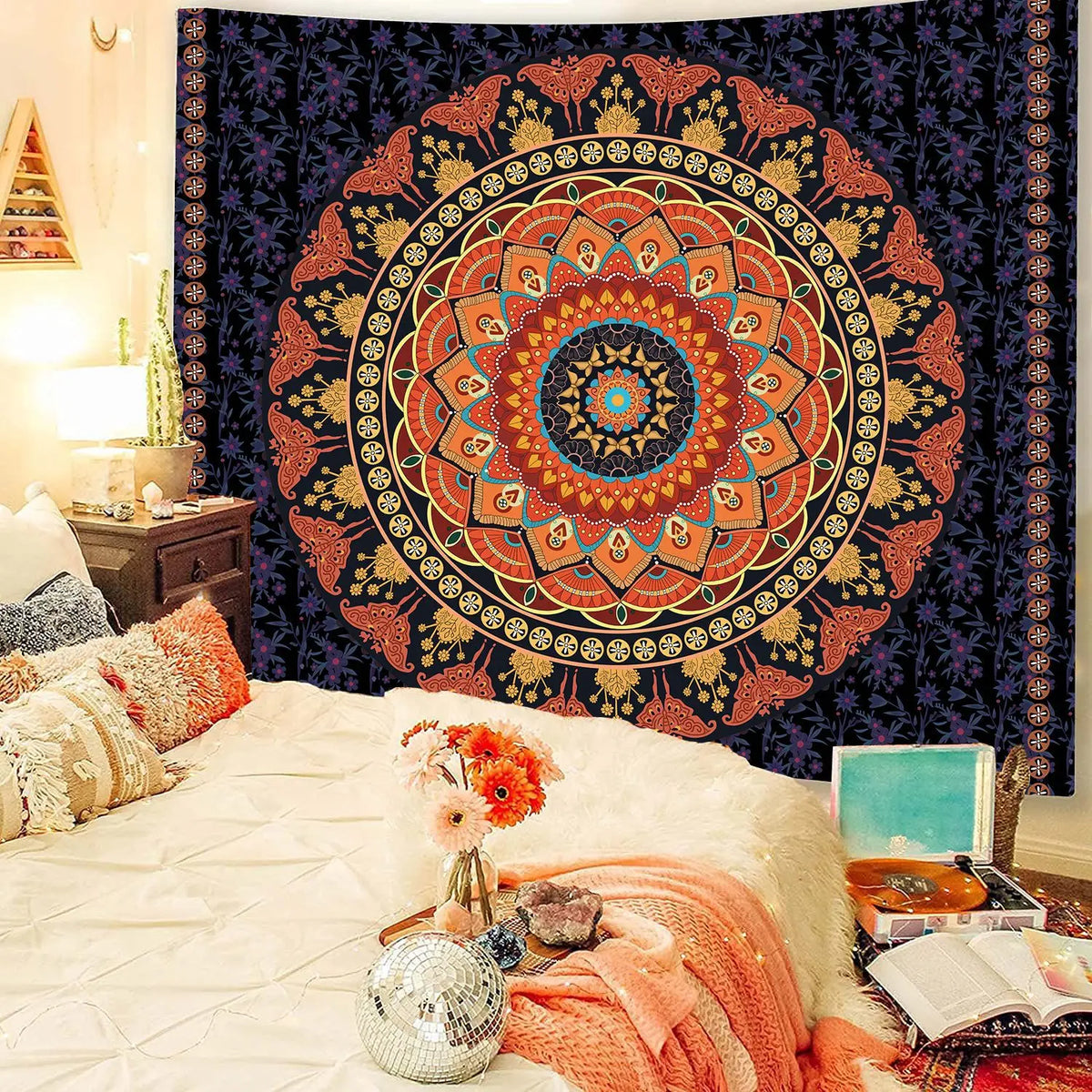 Bohemian Mandala Wandteppich mit komplexen geometrischen Mustern in Orange, Gold und Dunkelviolett auf dunklem Grund