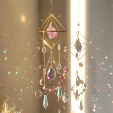 Hängendes Amethyst-Kristall-Sonnfänger mit goldvergoldeten Akzenten und bunten Glasperlen.