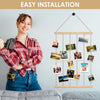 Une femme installe un collage de photos rustique en bois sur un mur, montrant une installation facile.