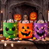 Trois seaux orange et verts lumineux remplis de bonbons d'Halloween exposés dans une cheminée.