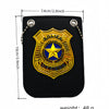 Porta credencial de cuero negro con emblema y estrella policial dorados y cadena colgante.