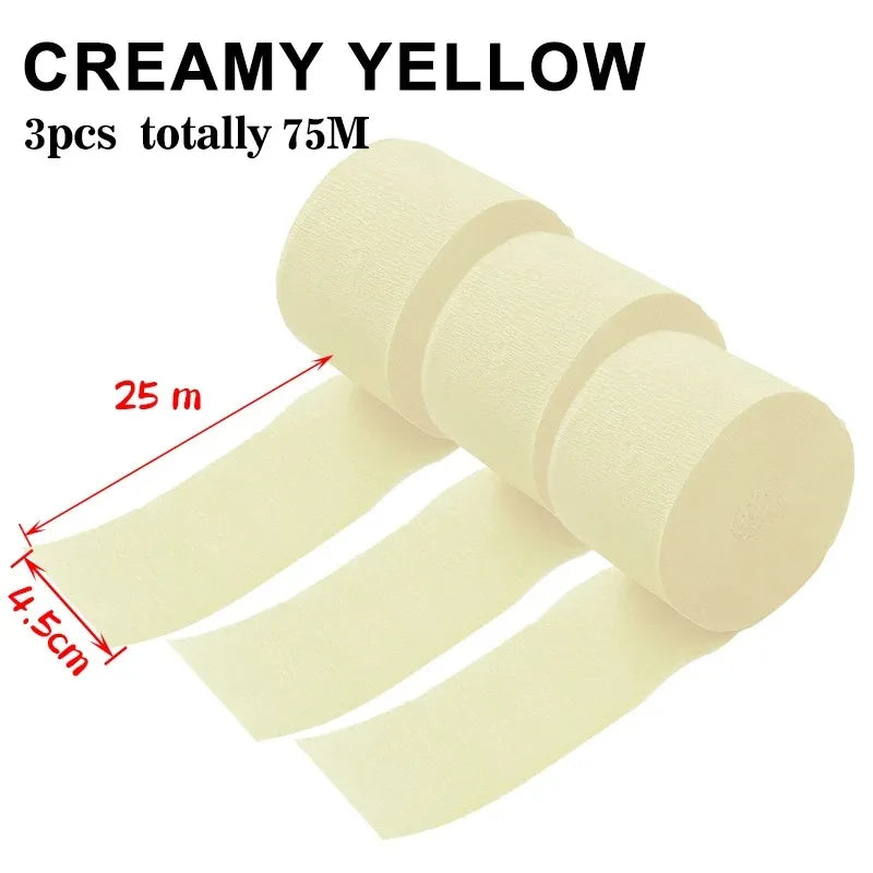 Eine Rolle cremefarbener gelber Crêpepapierstreifen, mit mehreren einzeln aufgewickelten Streifen.