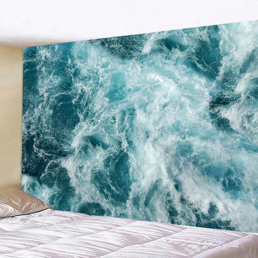 Tapiz vibrante en verde azulado y blanco que representa olas oceánicas turbulentas.
