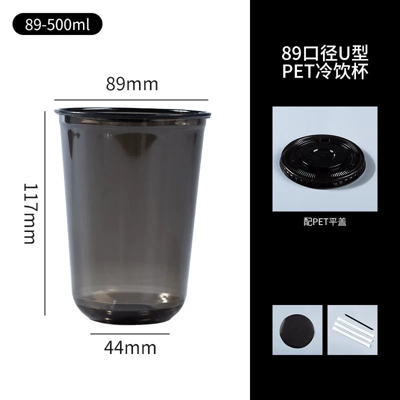 Transparente PET-Einwegbecher mit schwarzem Deckel und Strohhalm neben seinen Abmessungen.