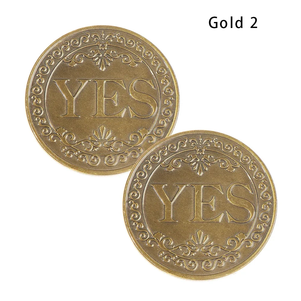 Moneda metálica dorada conmemorativa con la palabra SÍ grabada en su superficie.