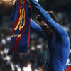 Arte de pared de Lionel Messi, leyenda del fútbol, mostrando a un jugador con camiseta azul y roja.
