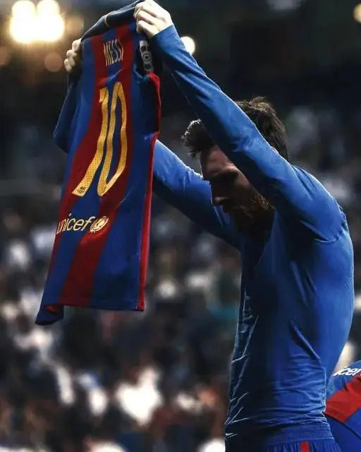 Arte de pared de Lionel Messi, leyenda del fútbol, mostrando a un jugador con camiseta azul y roja.