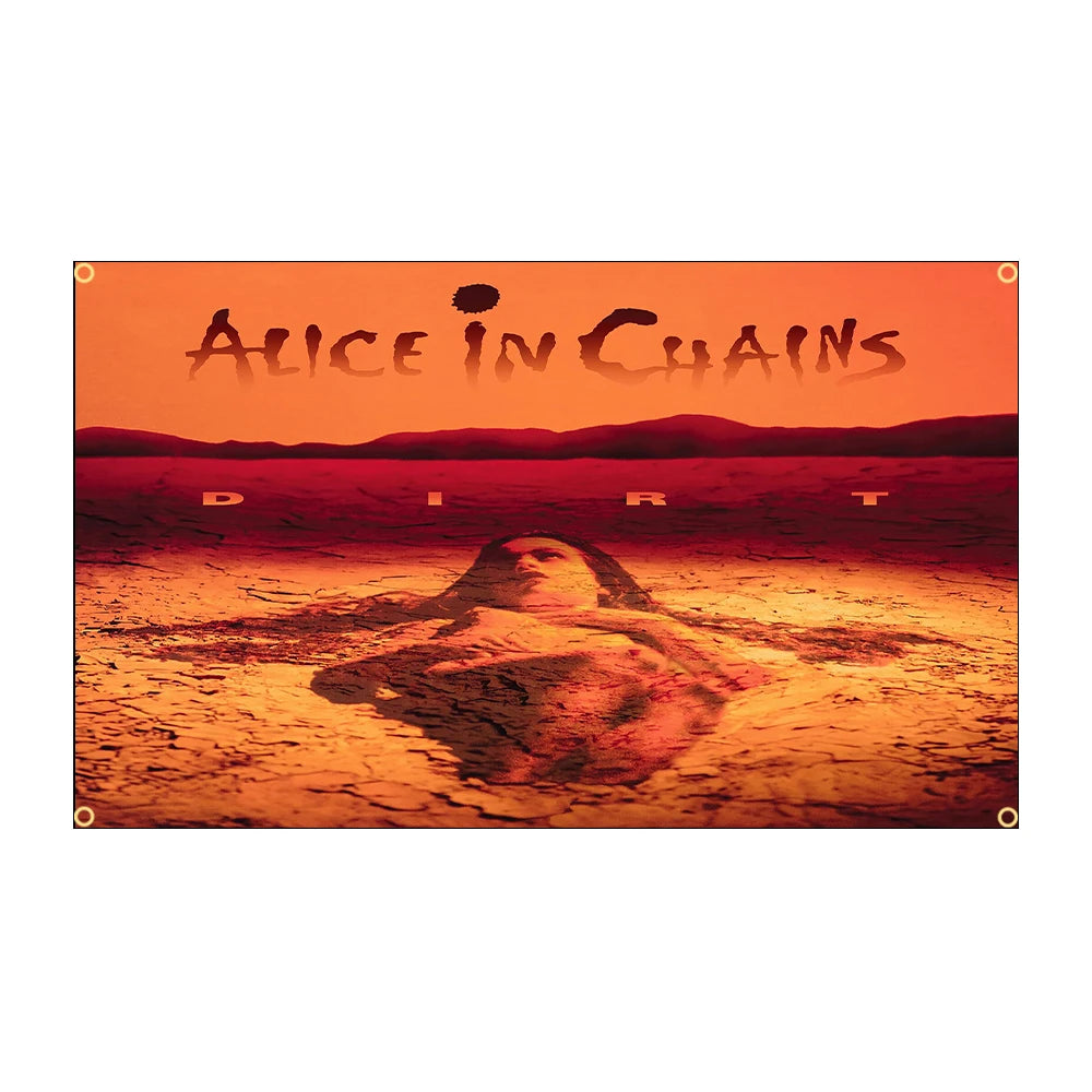 لافتة برتقالية وحمراء مهترئة تحمل عنوان Alice in Chains فوق منظر طبيعي صحراوي.