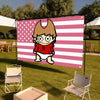 Ein Banner mit einer Anime-Charakter-Design im Stil der amerikanischen Flagge, draußen auf einem grünen Feld.