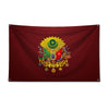 Maroonbanner mit goldenem Sonnenemblem und grün-roten Elementen