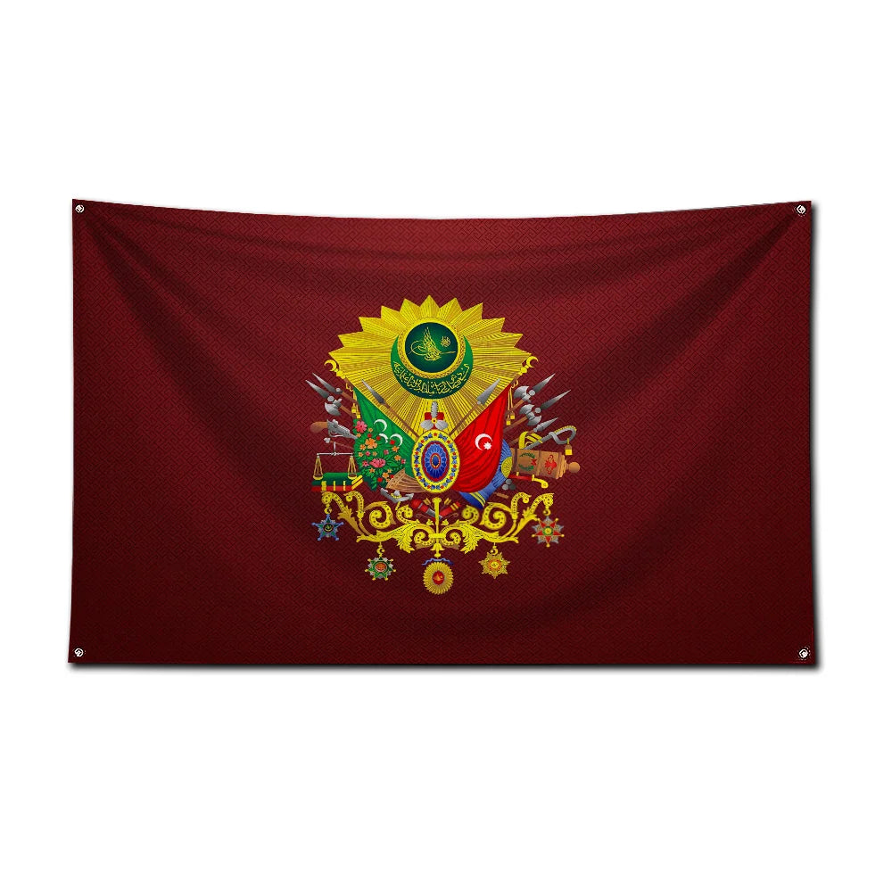 Maroonbanner mit goldenem Sonnenemblem und grün-roten Elementen